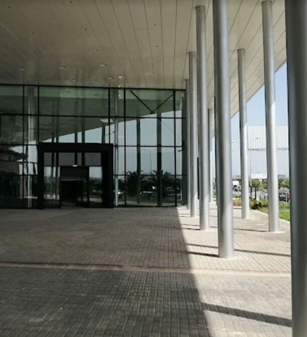 cropped-hand-person-holding-watertrydr